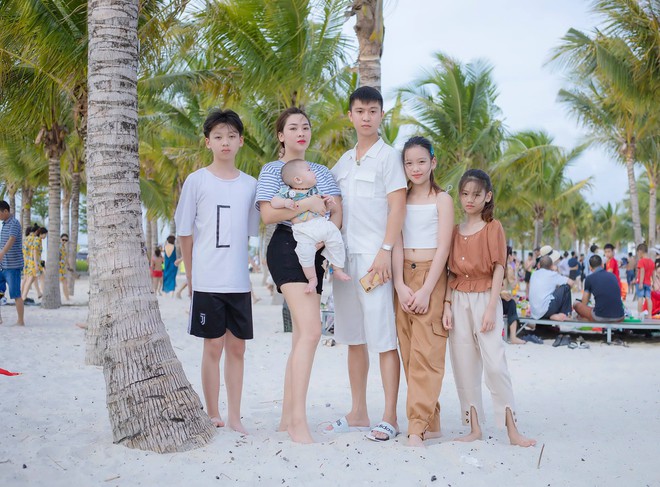 Bức hình gia đình gây sốt khi chị Trang lớn hơn anh Nhật 11 tuổi nhưng vẫn trẻ trung xinh đẹp /// Ảnh: NVCC