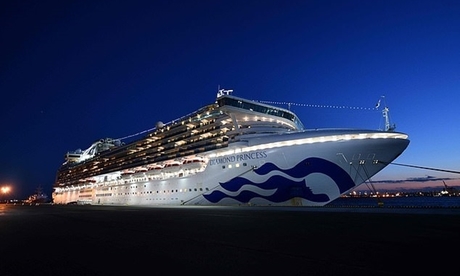 Tàu du lịch Diamond Princess neo đậu tại Yokohama, phía nam Tokyo, Nhật Bản, tối qua. Ảnh: AFP.